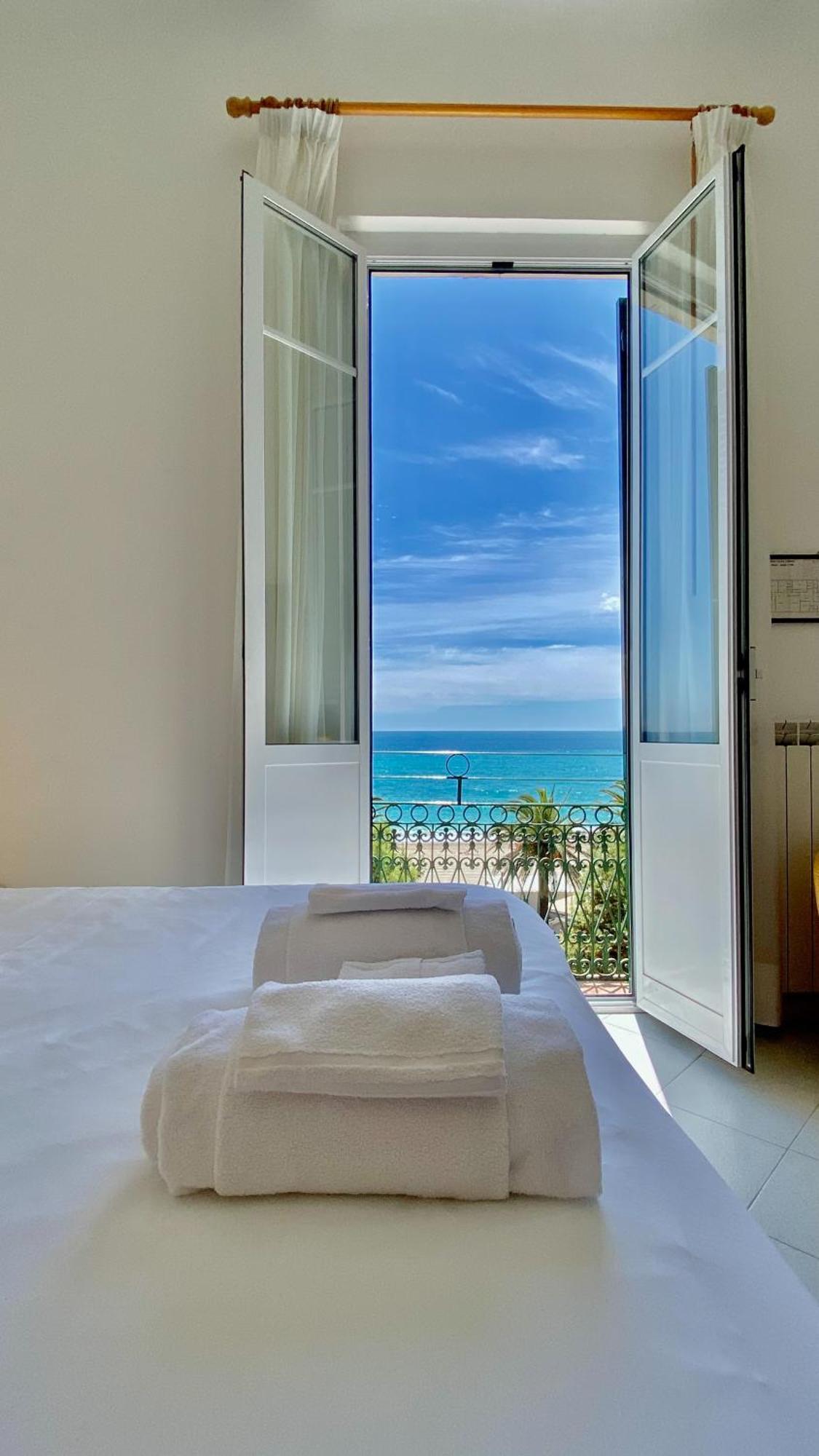 Hotel Alba Chiara Finale Ligure Kültér fotó